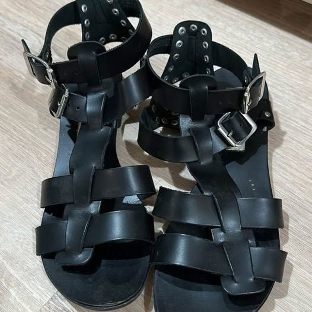 Steve Madden sz 8 sandals strappy black leather gladiator flat shoe buckle studs